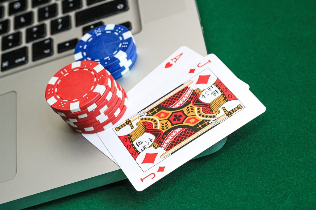 Reasons Why Online Casinos Provide Bonuses to Players